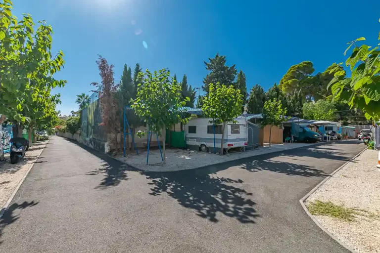 Camping para caravanas y campers. Parcelas hasta 70m2